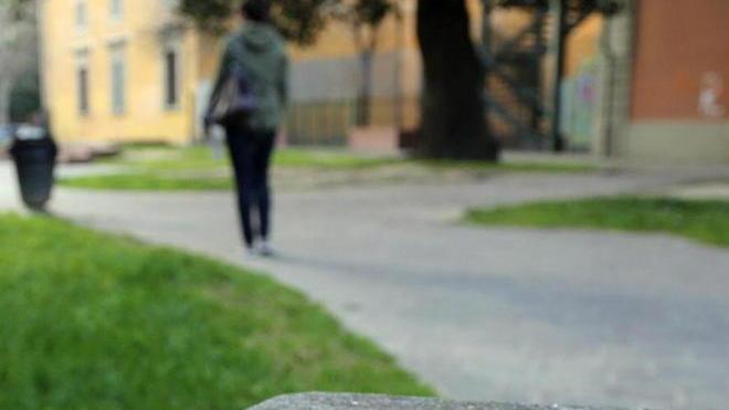 Bimbo di 2 anni al parco s’infila siringa nella scarpa