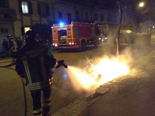 Nuovo raid del piromane dei cassonetti in viale Montegrappa 
