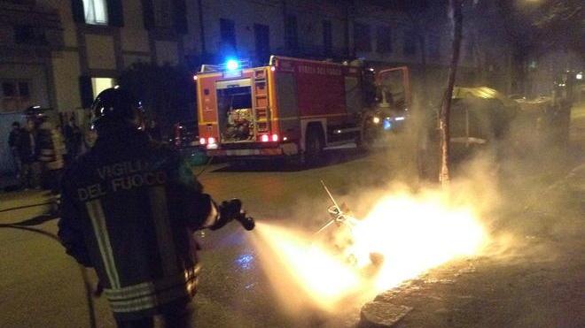 Nuovo raid del piromane dei cassonetti in viale Montegrappa