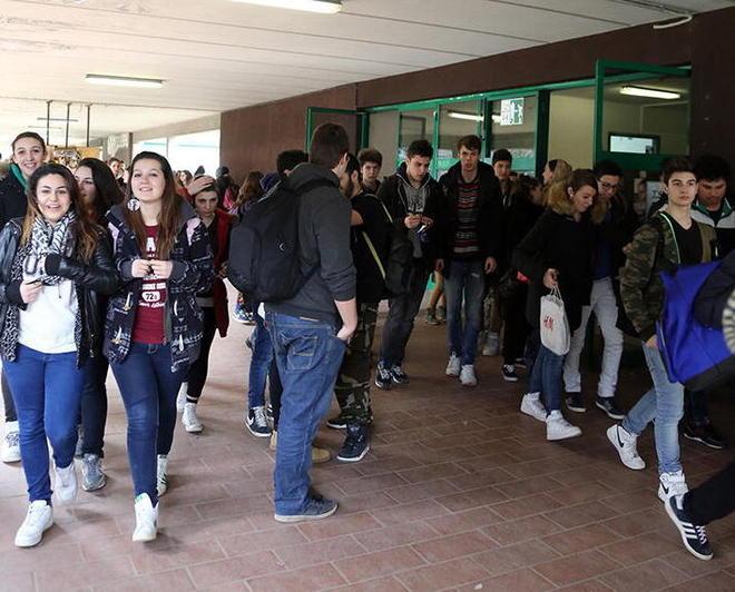 Vogliono i 15 minuti d’aria, studenti contro la dirigente 