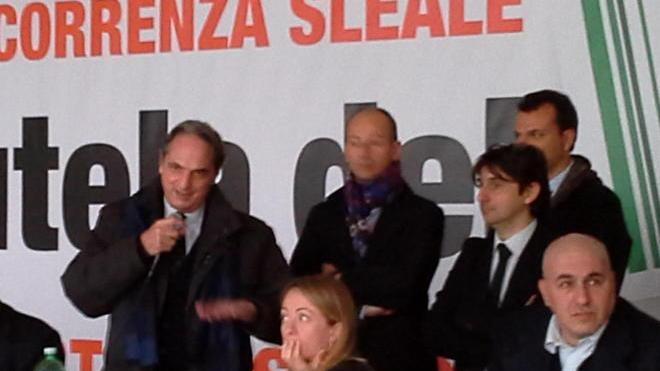 I Fratelli d’Italia: «Qui c’è il cancro»