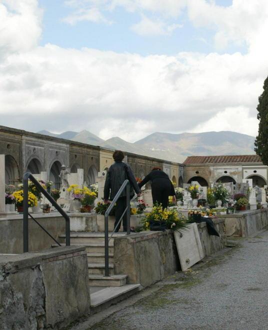 Per un funerale le spese arrivano anche a 10mila euro 