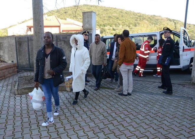 Altre tre profughe se ne vanno, in taxi 