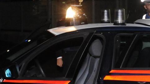 Sale sul tetto per sfuggire all’arresto