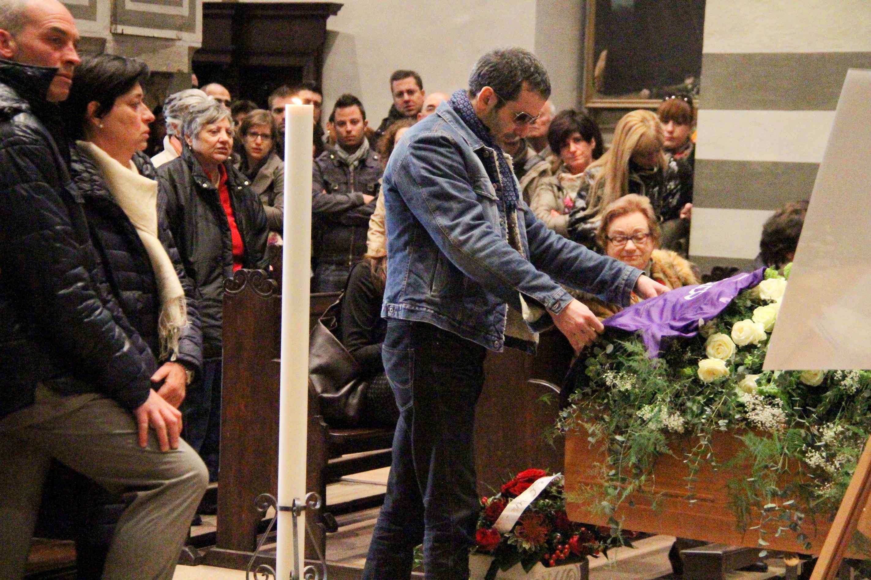 Folla per i funerali di Federico. Il parroco: "La morte non guarda in faccia a nulla" 