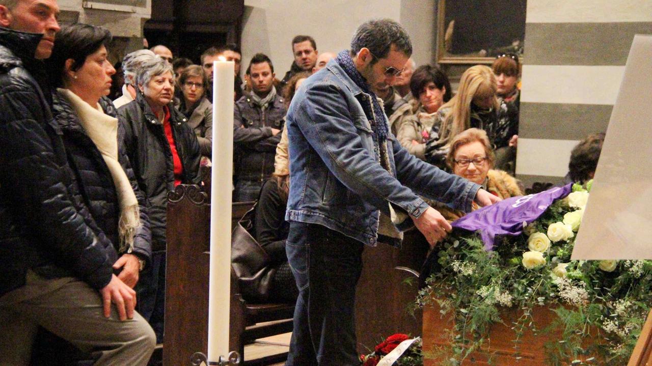 Folla per i funerali di Federico. Il parroco: "La morte non guarda in faccia a nulla"