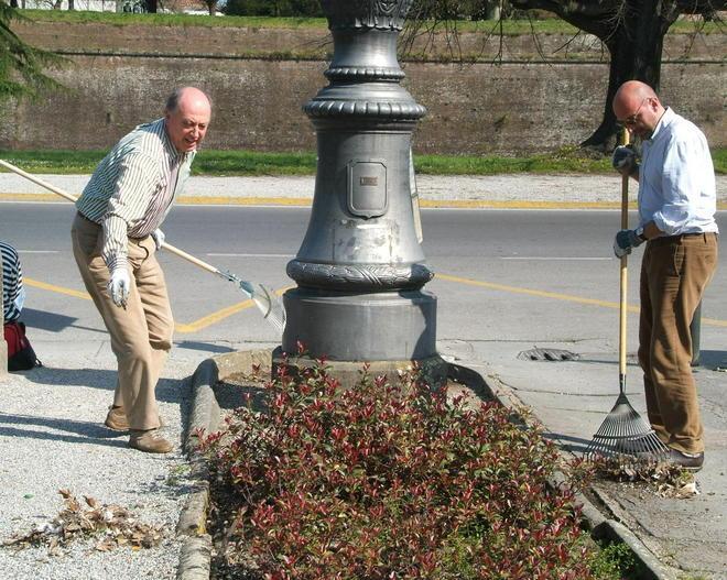 Il sindaco e Lucca United ripuliscono piazzale Ricasoli 