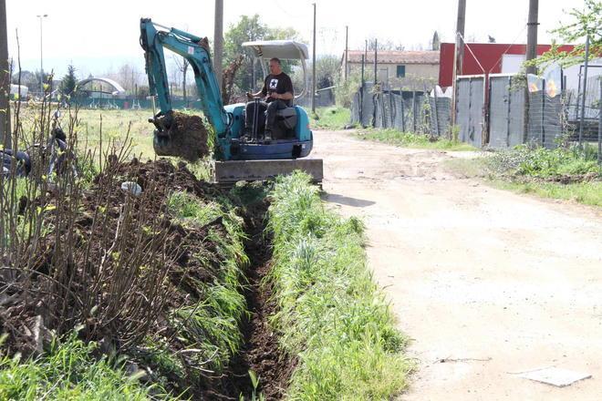 Prato, ruspe e trattori si sistemano la strada da soli 