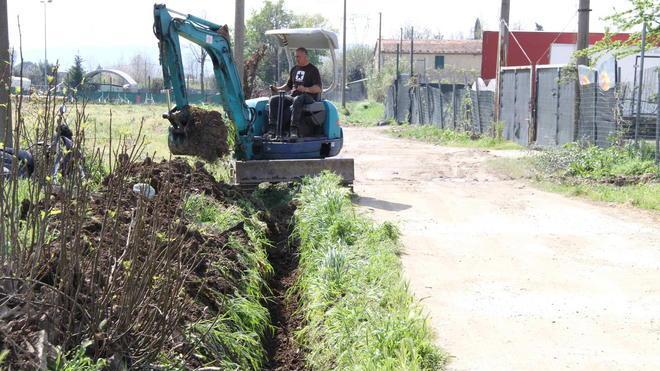 Prato, ruspe e trattori si sistemano la strada da soli