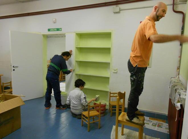 Genitori e nonni imbiancano l’asilo 