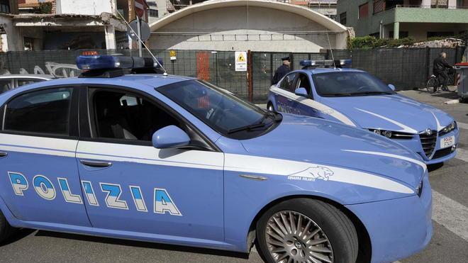 «Voglio vedere i treni» e si siede sui binari