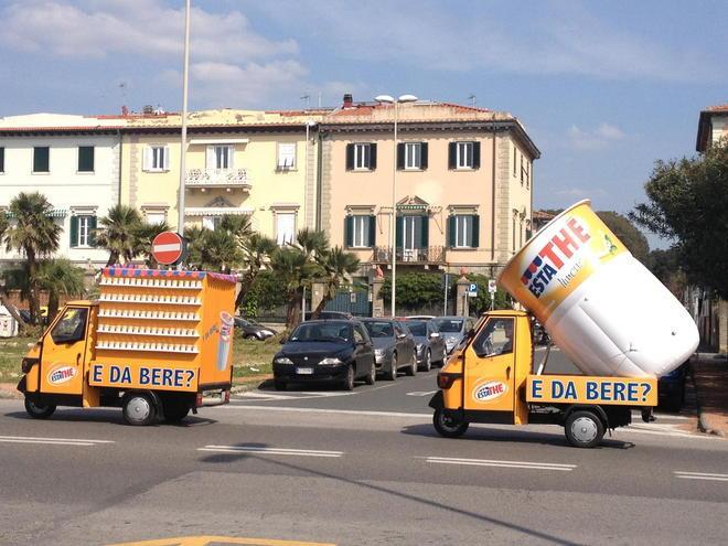 Furgoncino a forma di Estathe sul lungomare 