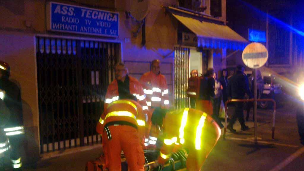 Cade dallo sgabello e perde conoscenza