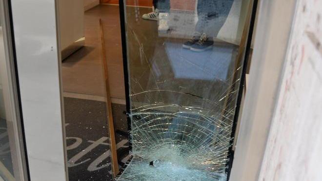 Sfondano la vetrina di un negozio, furto in pieno centro