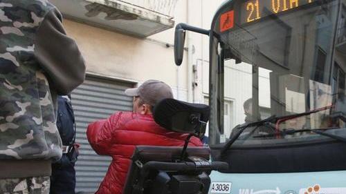 Bus difettoso, disabile non riesce a salire