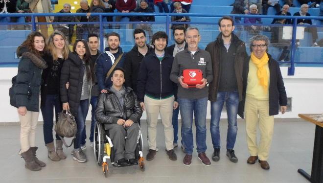Un defibrillatore da Rotaract e Interact per il palasport 