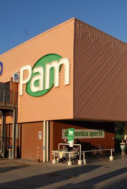 Spacca la vetrina della Pam e scappa con i telefoni