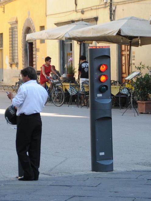 «Togliete subito quel semaforo» 