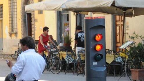 «Togliete subito quel semaforo»