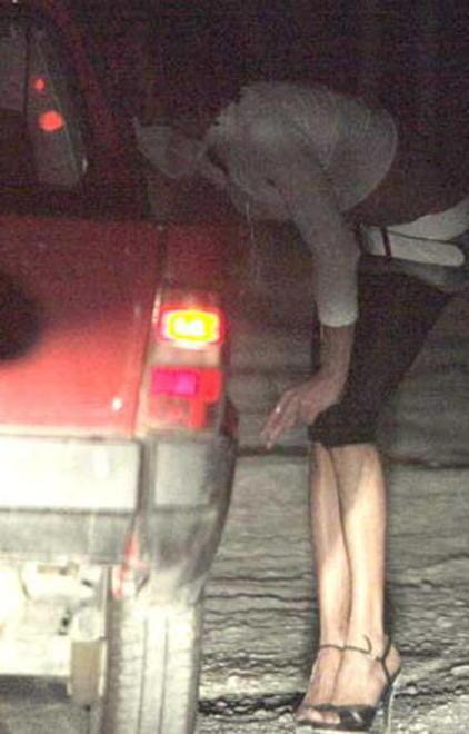 Picchiano e rapinano la prostituta 
