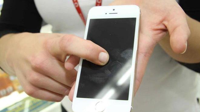 Le rubano l’iPhone durante la festa al Modigliani Forum