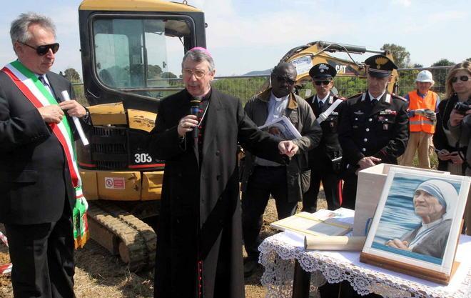 Chiesa di Magrignano, il vescovo mette la prima pietra 