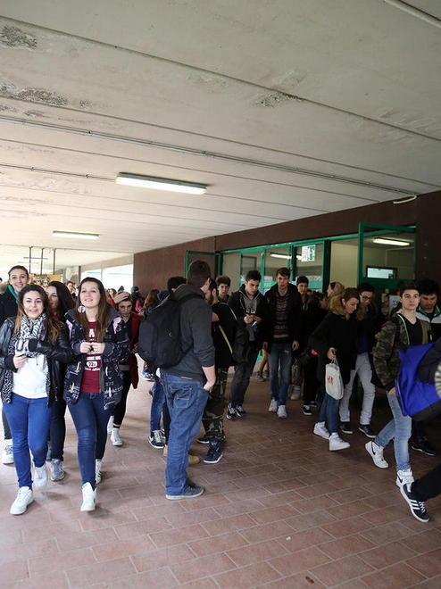 Vogliono i 15 minuti d’aria studenti contro la dirigente 