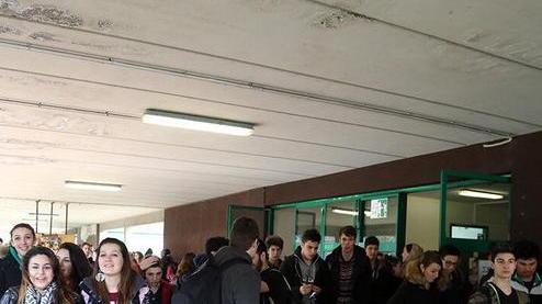 Vogliono i 15 minuti d’aria studenti contro la dirigente