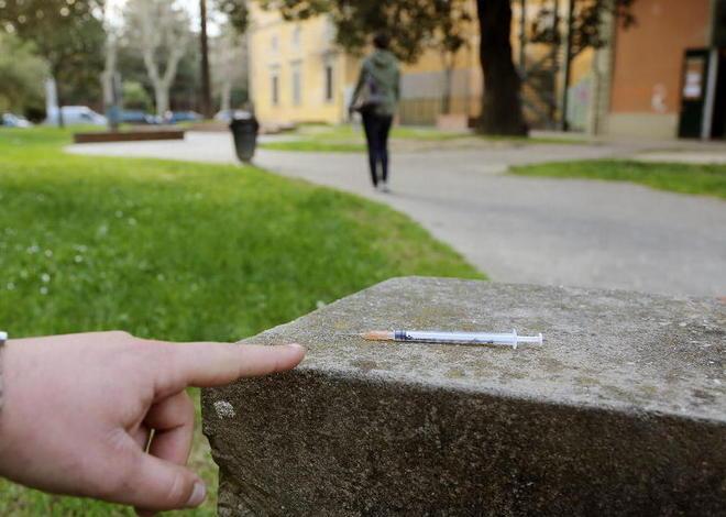 Bimbo di 2 anni al parco s’infila siringa nella scarpa 