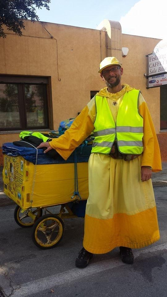 Un frate polacco in giallo si aggira per la Barbagia 
