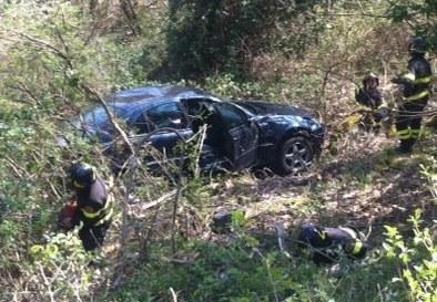 Prato, auto fuori strada a Schignano, guarda le fasi del recupero