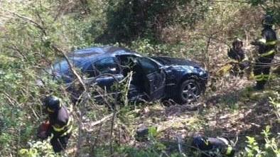 Prato, auto fuori strada a Schignano, guarda le fasi del recupero
