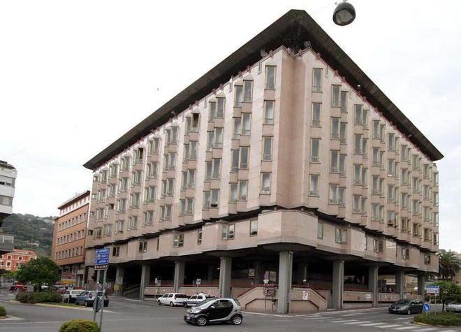 Sforbiciata agli stipendi dei dirigenti comunali 