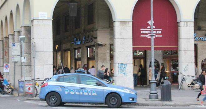 Spaccio in bici sotto i portici di via Grande 