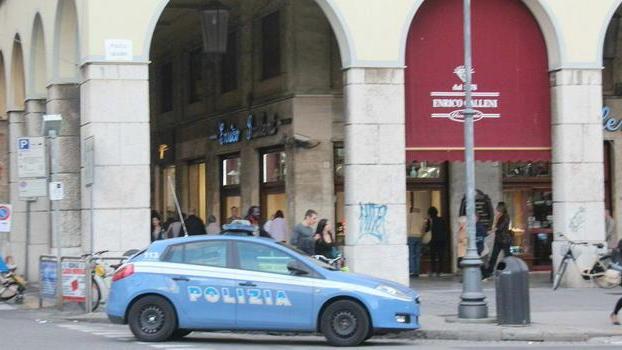 Spaccio in bici sotto i portici di via Grande