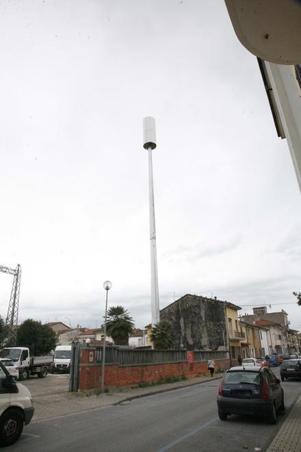 Lenzuoli bianchi alle finestre: via Matteotti contro l’antenna 