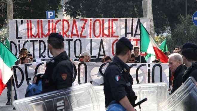 Corteo e slogan di Casa Pound contro l’ immigrazione