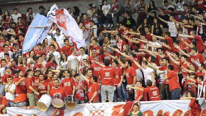 In curva lo striscione: «Ridate dignità al basket»