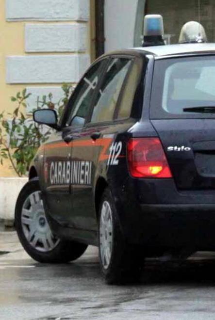 Si prendono a sassate durante la rissa