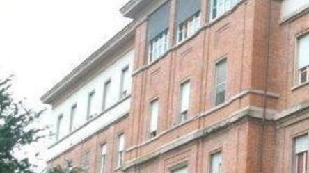 Perseguita e picchia l’infermiera che lo respinge