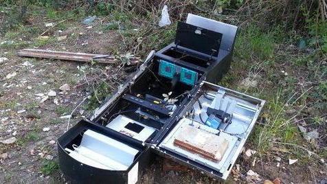 Nel bosco un cimitero di postamat e slot machine svuotate
