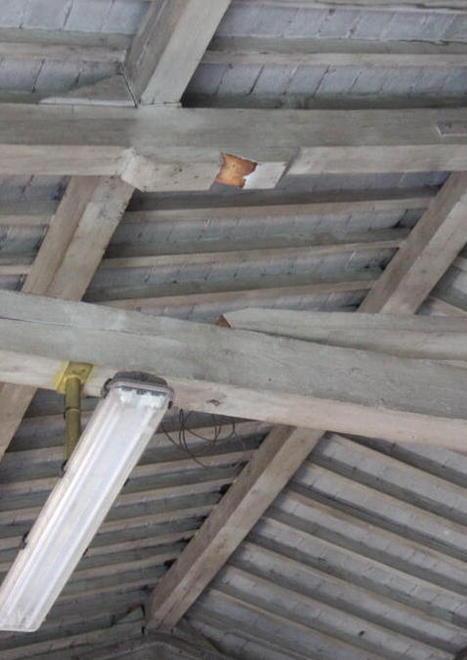 Cede tetto di un capannone a Porta a Terra