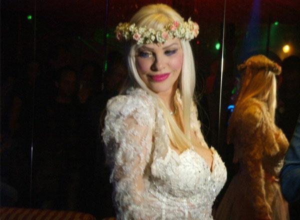 Cicciolina torna a spogliarsi sul palco 