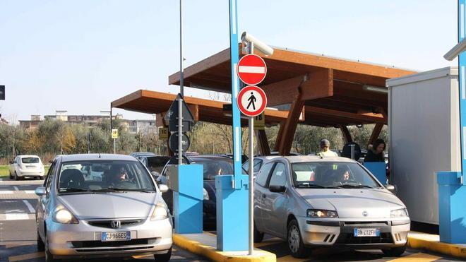 La protesta: «C’è un tetto di 4 euro ma se ne spendono anche 10»