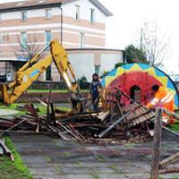 E davanti ai bimbi la ruspa distrugge il parco giochi 