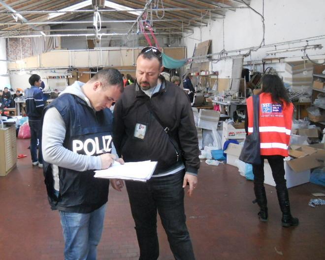 Controlli in una stamperia (foto d'archivio)