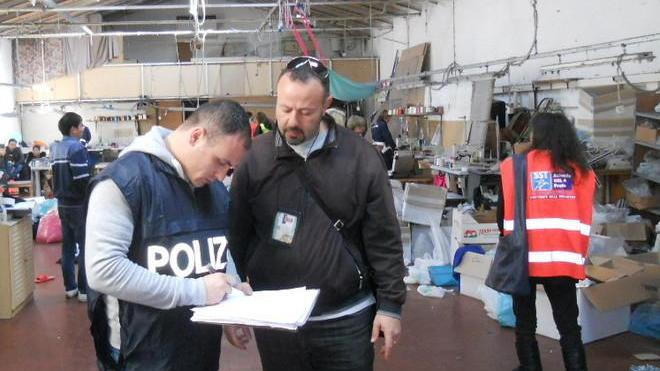 Controlli in una stamperia (foto d'archivio)