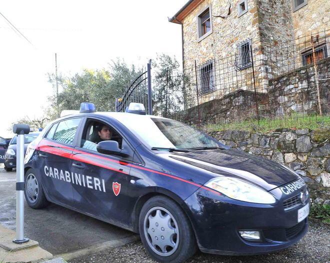 Pagano carne e olio con assegni rubati, arrestati 
