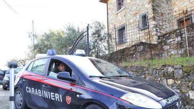 Pagano carne e olio con assegni rubati, arrestati