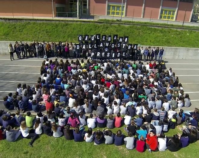 «Giù le mani dalla nostra preside»: quattro flash mob nelle scuole della Valbisenzio 